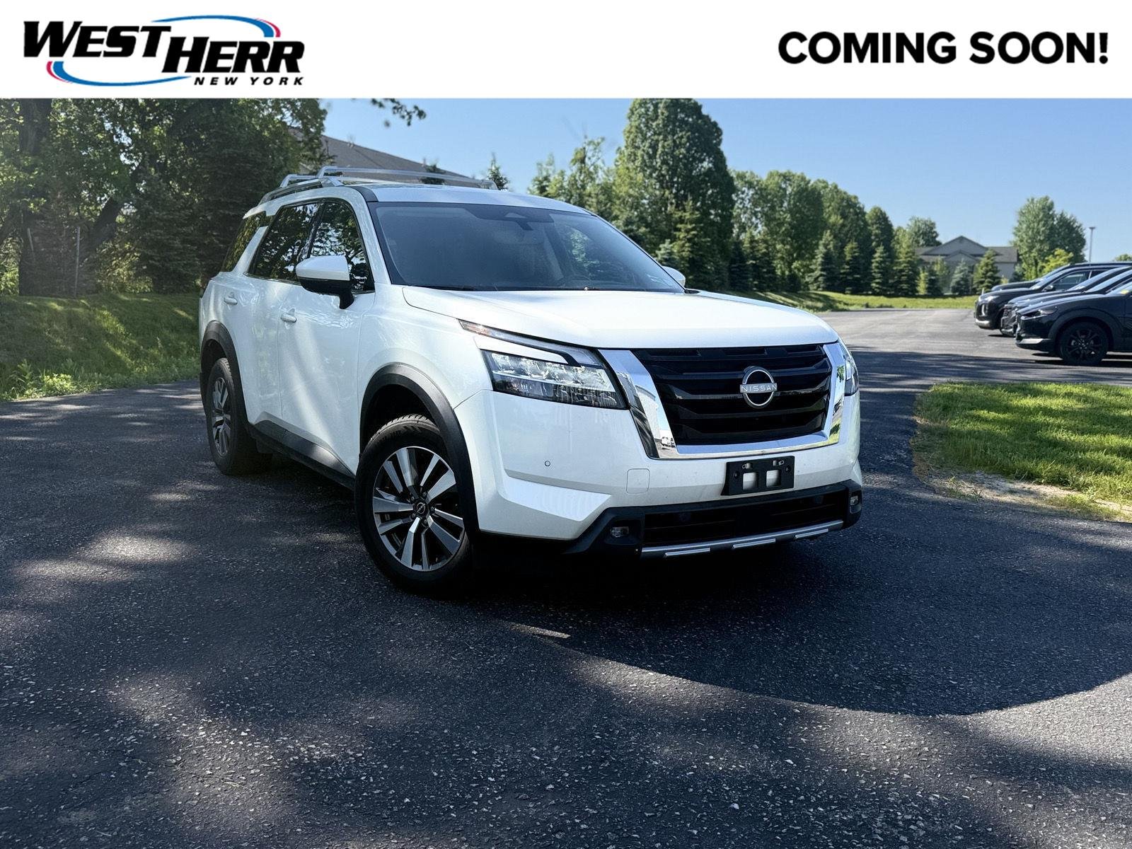 2022 Nissan Pathfinder SL 4WD's photo