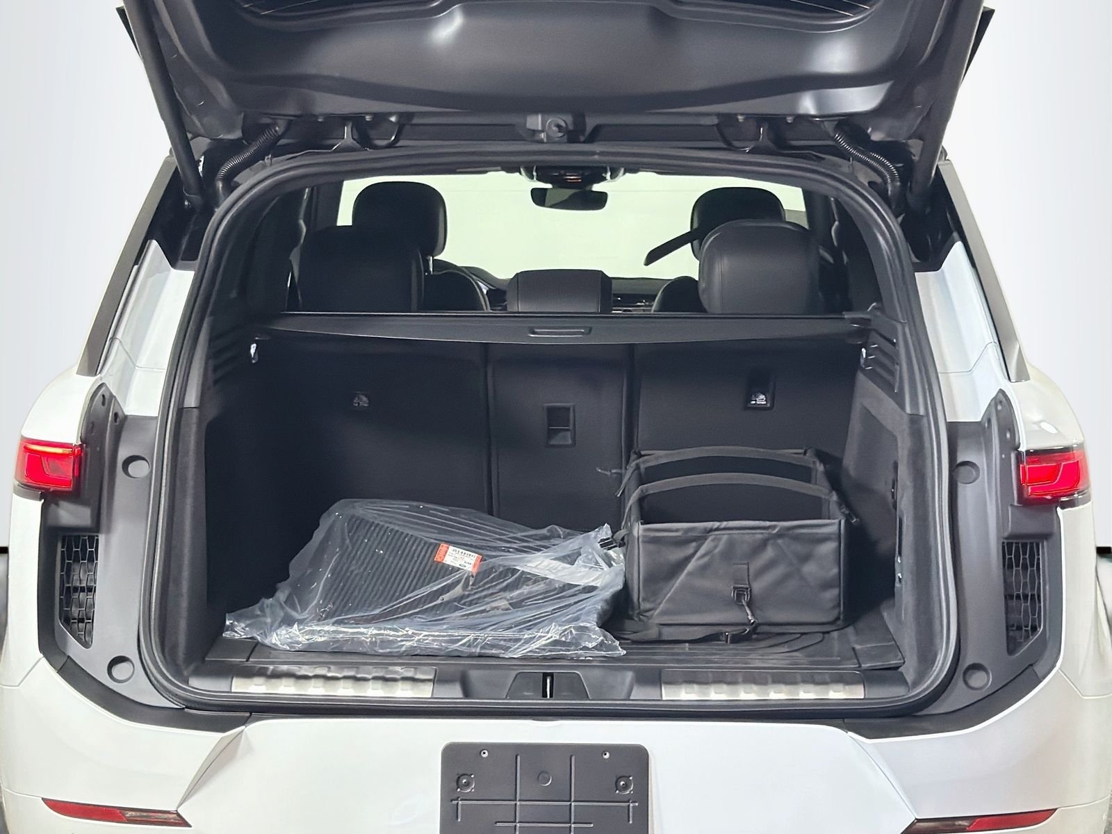 New 2026 Fuji White Land Rover Dynamic SE image 29