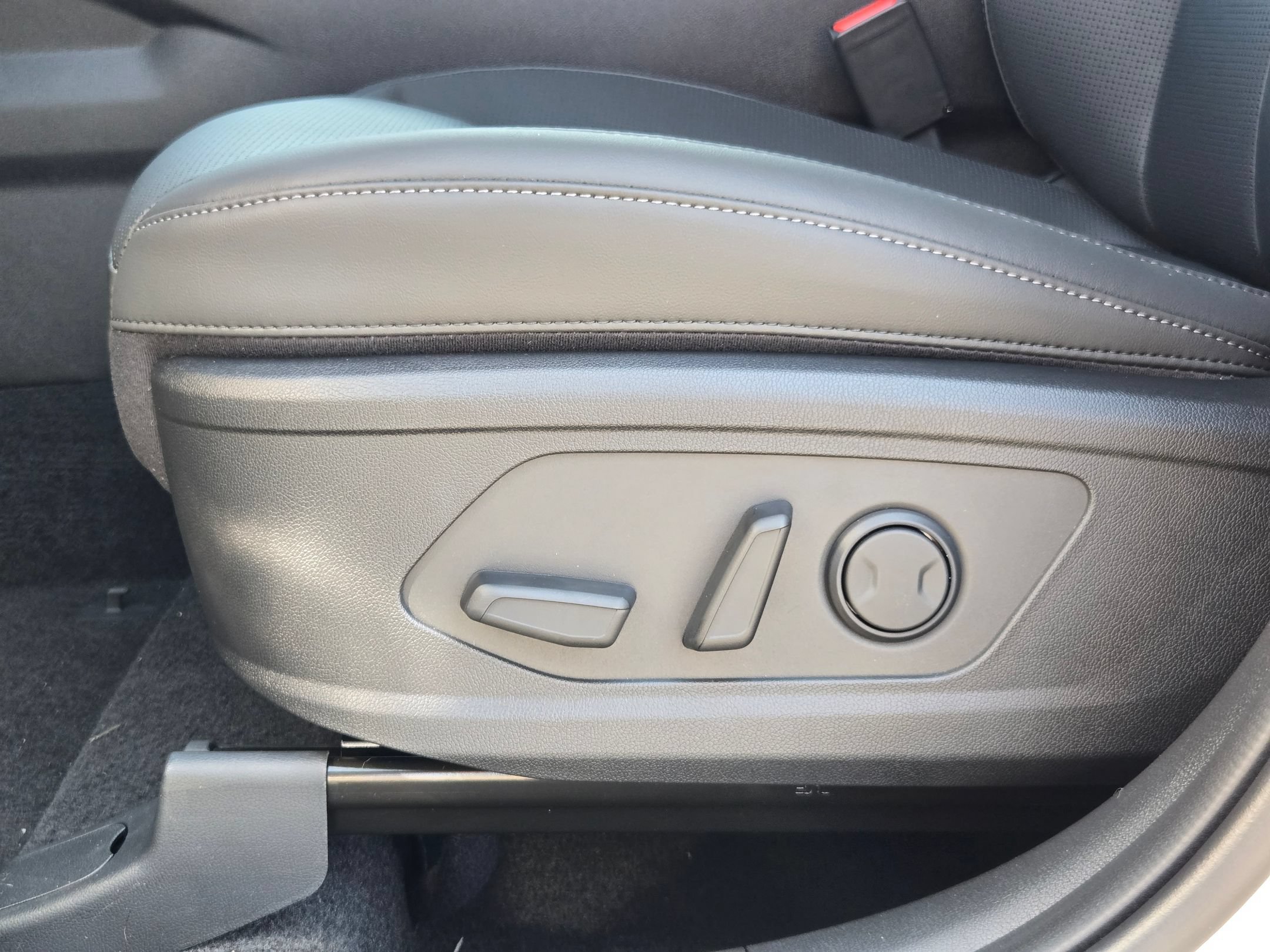 New 2026 Ivory Silver Kia S image 18