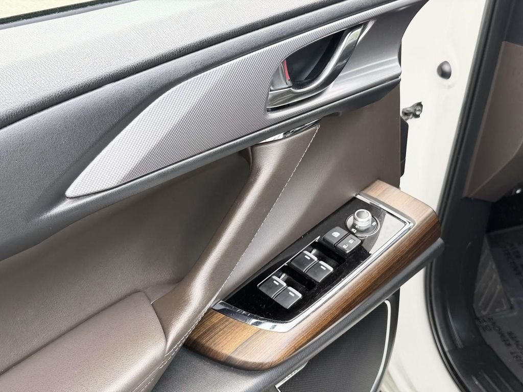 Used 2022 White Mazda Signature image 18