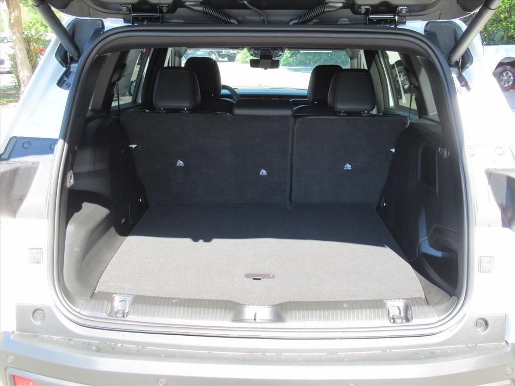 New 2026 Bright White Clear-Coat Exterior Paint Jeep Overland image 35
