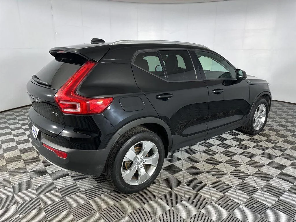 Used 2020 Black Stone Volvo Momentum image 29