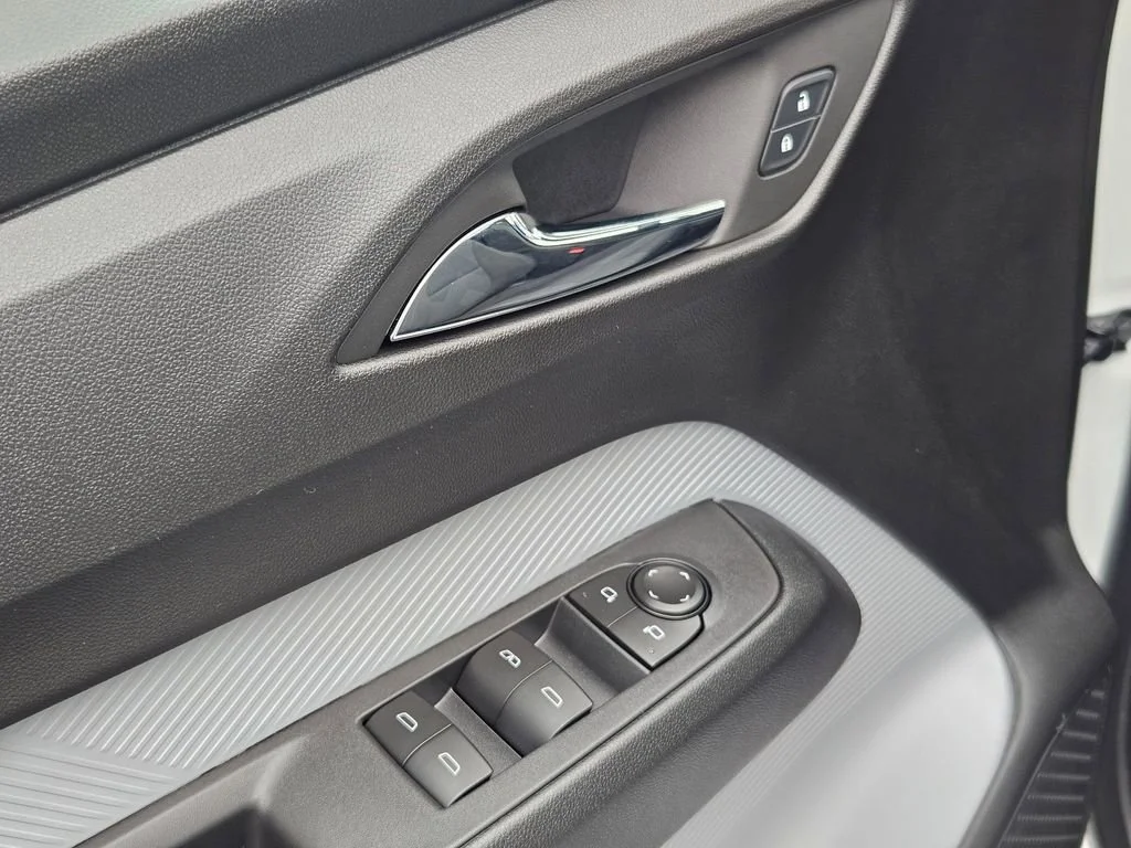 New 2027 Summit White Chevrolet LT image 11