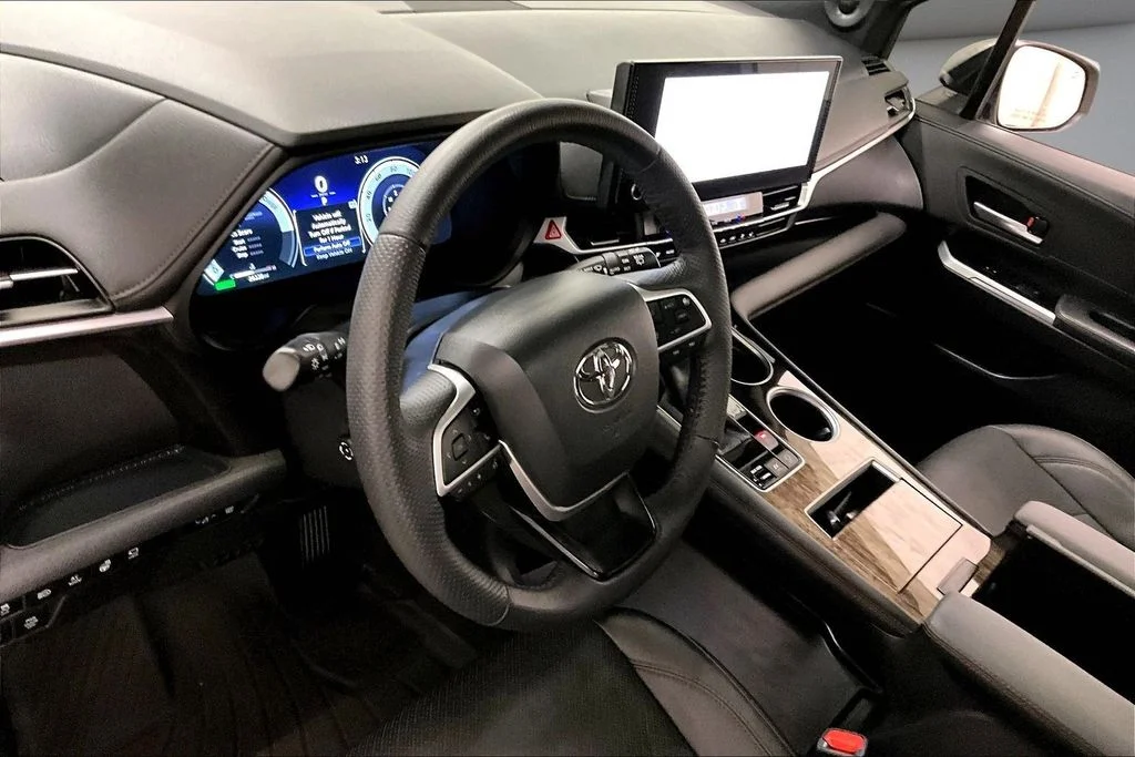 Used 2025 Silver Toyota Platinum image 17