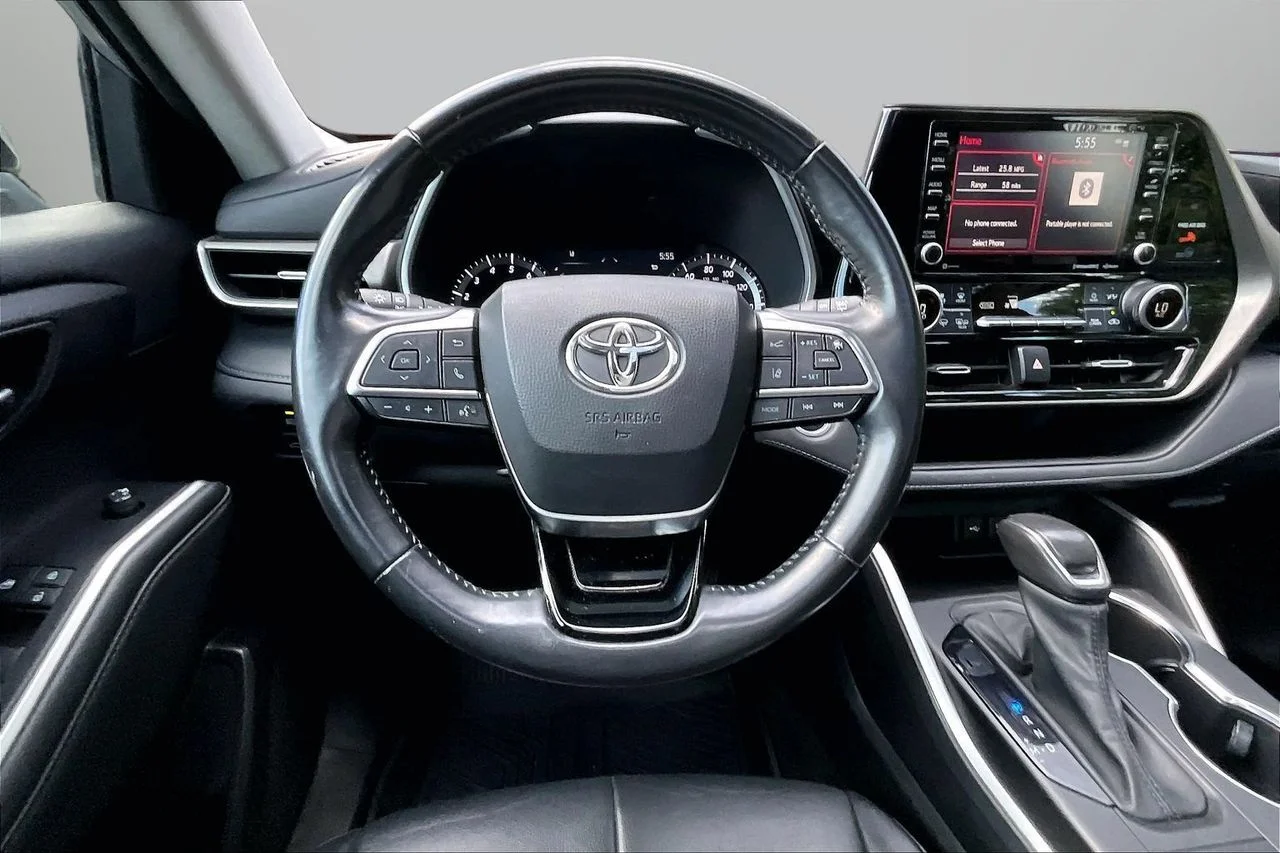 Used 2021 Silver Toyota XLE image 10