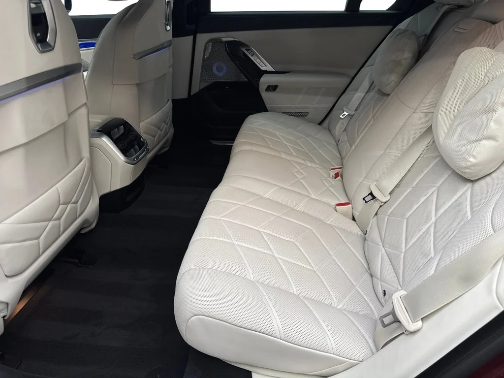 Used 2023 Red BMW xDrive60 image 33