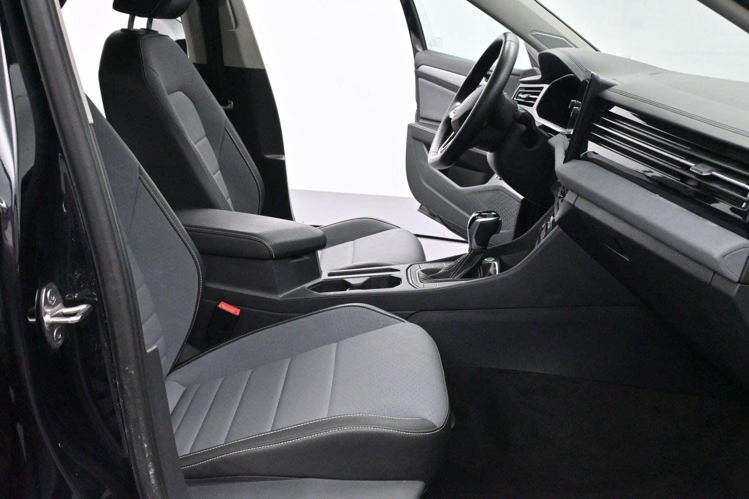 Used 2025 Deep Black Pearl Volkswagen SE image 29