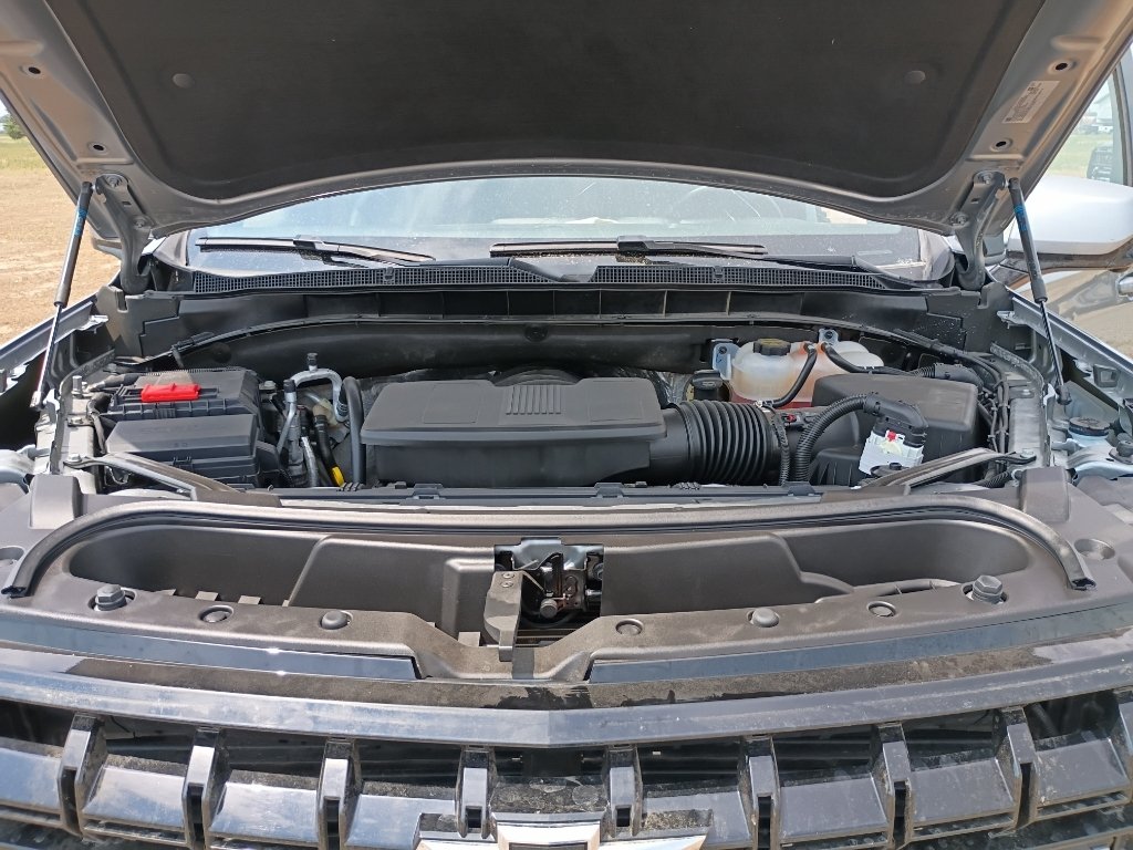 Used 2025 Gray Chevrolet Z71 image 38