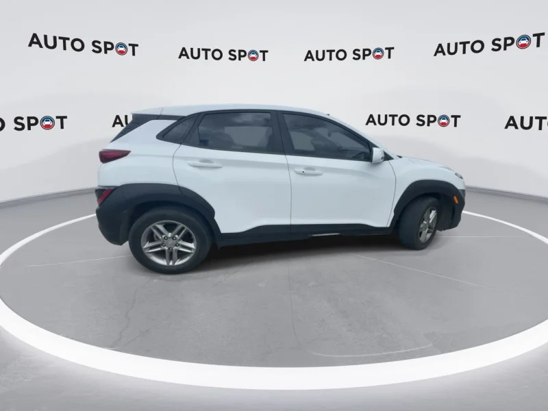 Used 2022 White Hyundai SE image 9