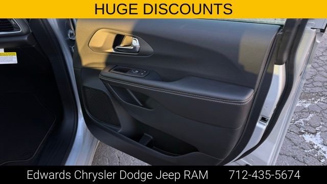 2026 Chrysler Pacifica Select - Photo 35