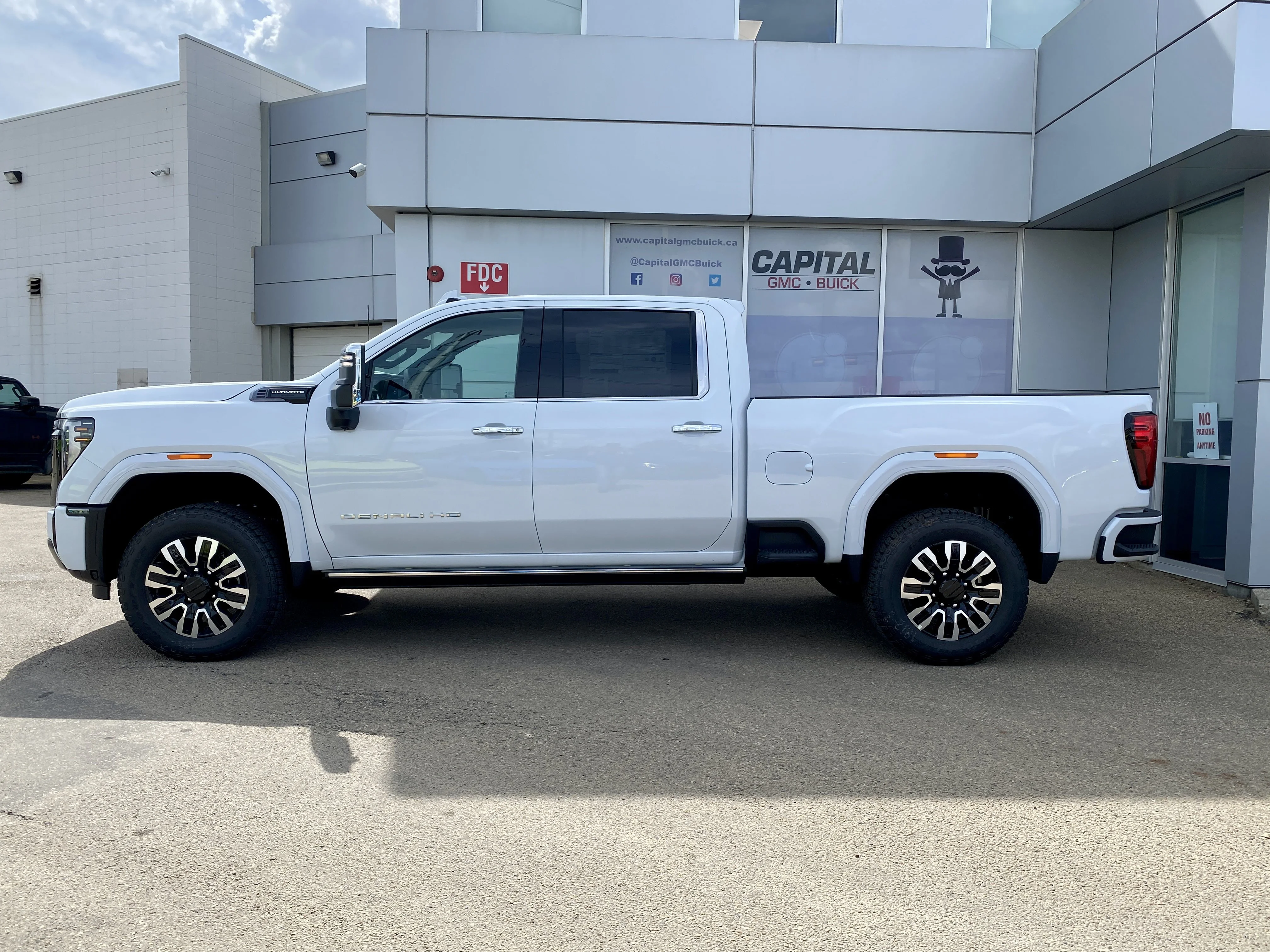 New 2026 GLACIER WHITE TRICOAT GMC Denali Ultimate image 3