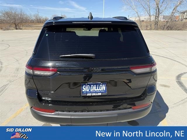 New 2026 Diamond Black Crystal Pearl-Coat Exterior Paint Jeep Laredo Altitude image 4