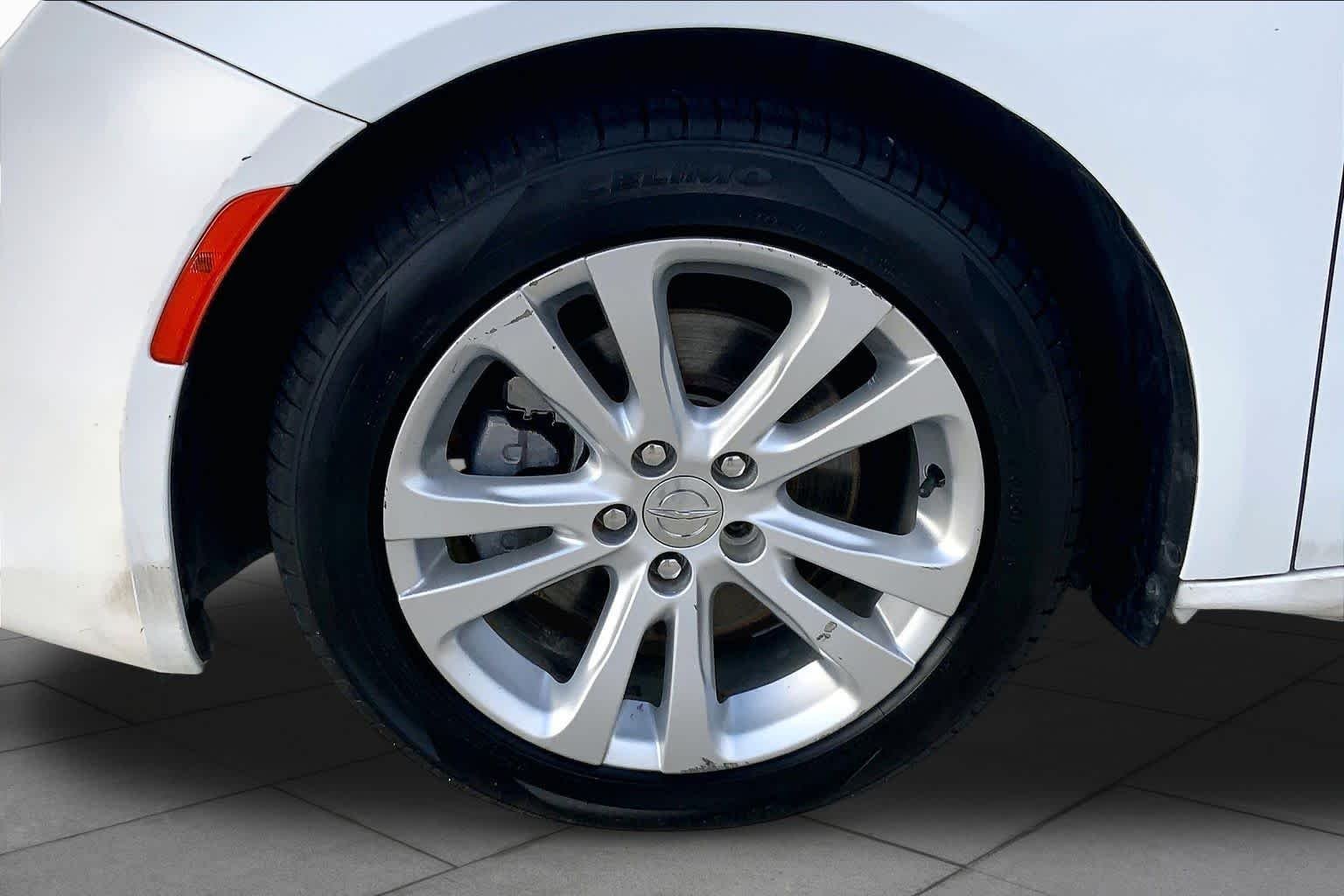 Used 2015 Bright White Clearcoat Chrysler Limited image 10