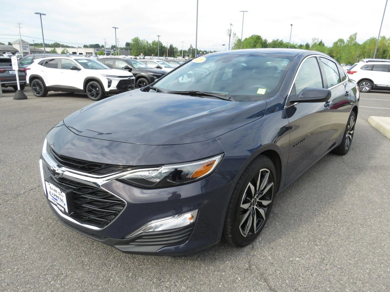 Used 2025 Night Shade Metallic Chevrolet RS image 9