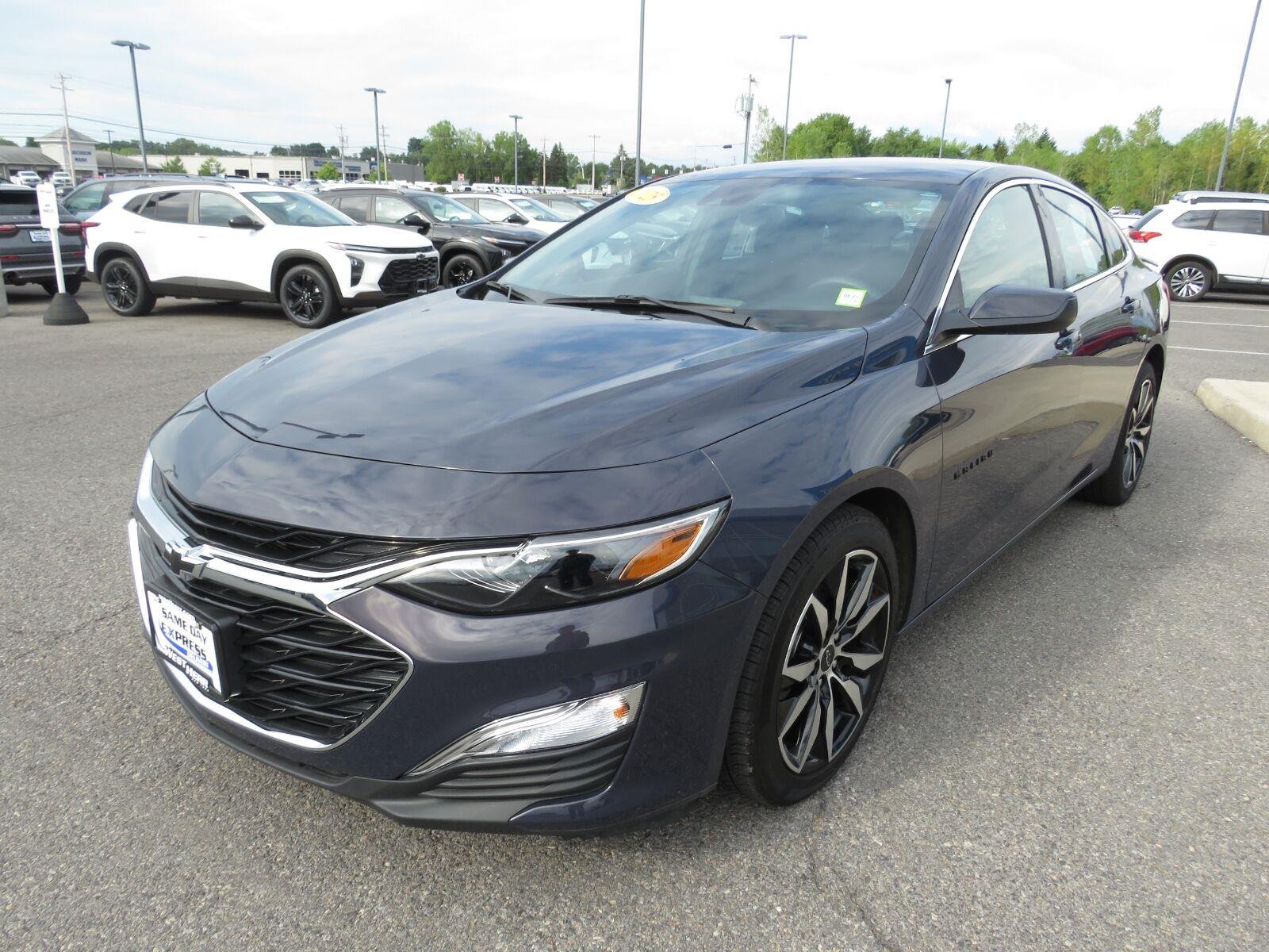 Used 2025 Night Shade Metallic Chevrolet RS image 9