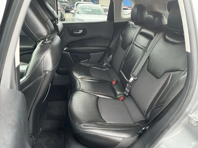 Used 2019 Silver Jeep Latitude image 25
