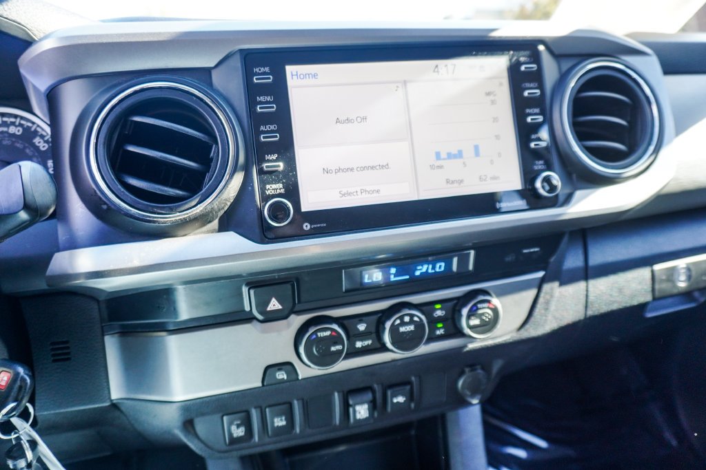 Used 2022 White Toyota SR5 image 22