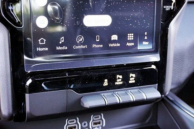 New 2026 Diamond Black Crystal Pearl-Coat Exterior Paint RAM Laramie image 35