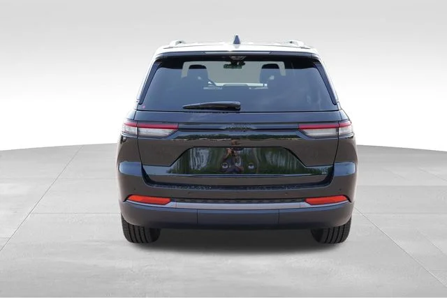 New 2026 Diamond Black Crystal Pearl-Coat Exterior Paint Jeep Limited image 4