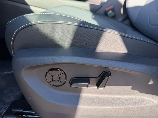 New 2026 Sandstone with Deep Black Roof Volkswagen SE R-Line Black image 13