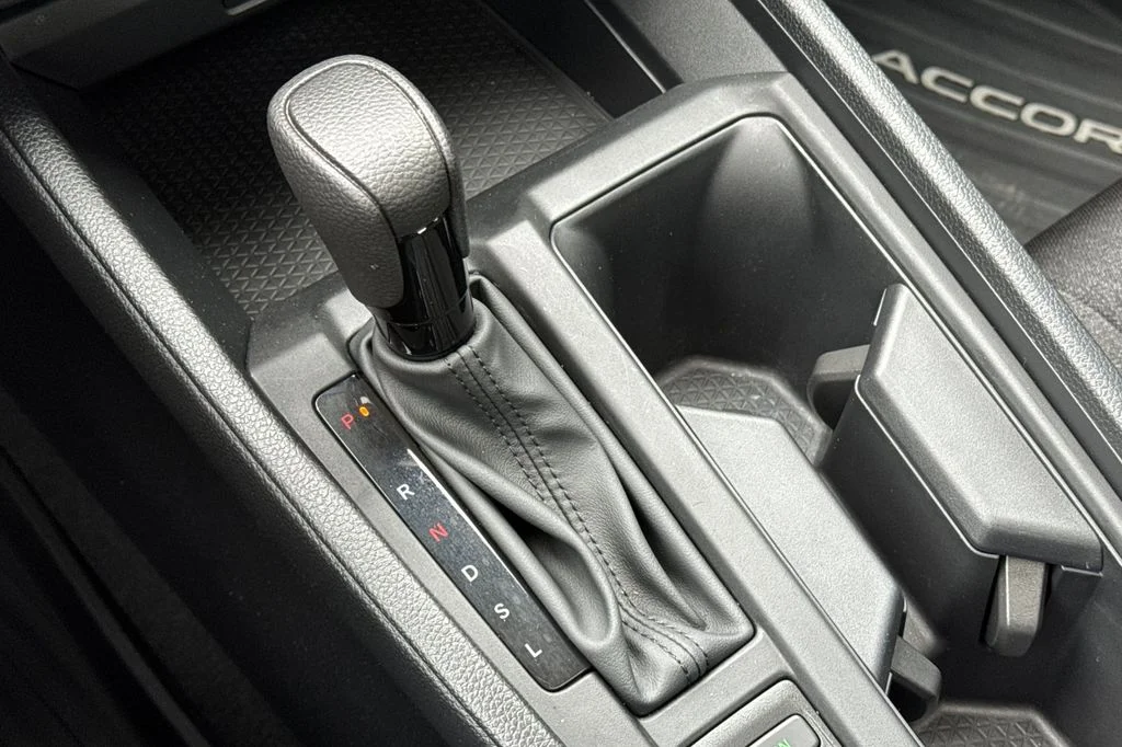 Used 2025  Honda SE image 22