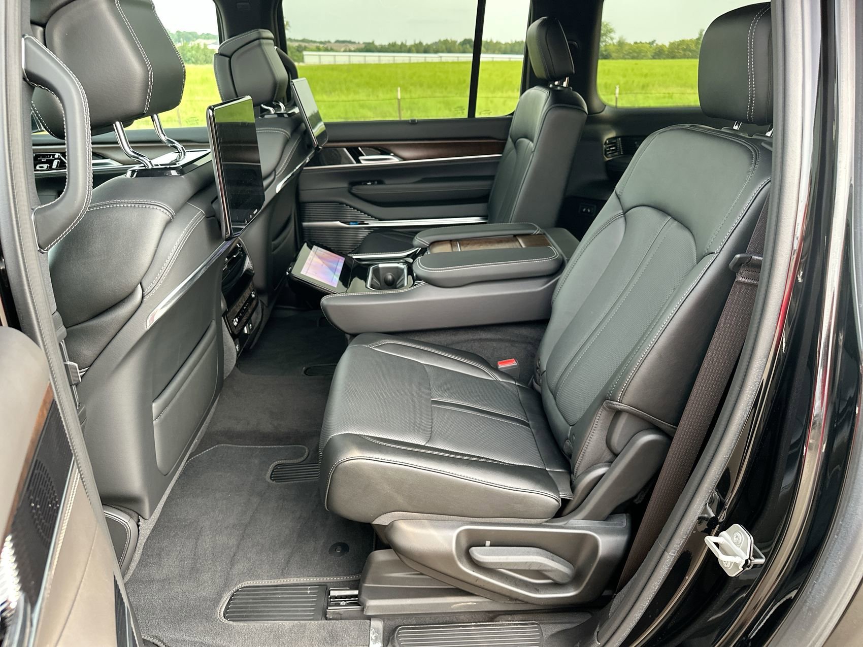 New 2024 Diamond Black Crystal Pearlcoat Jeep  image 23
