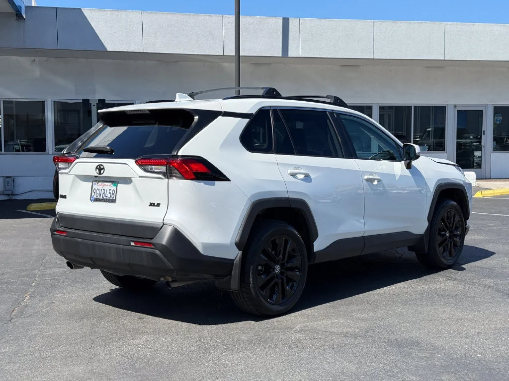 Used 2023  Toyota XLE Premium image 7