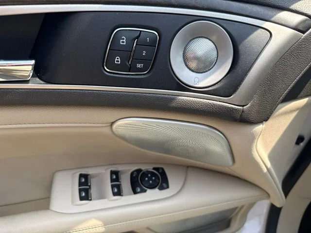 Used 2019 White Lincoln Reserve image 7