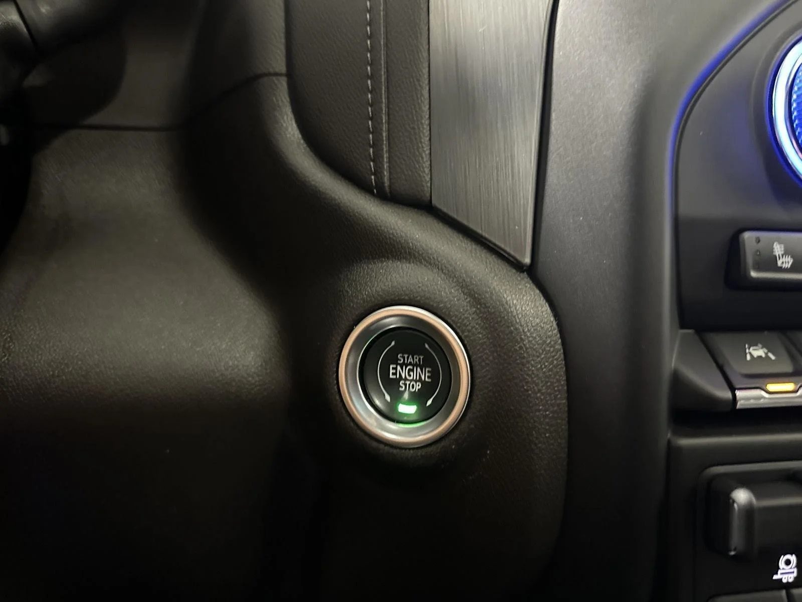 Used 2022 WHITE FROST TRICOAT GMC Denali image 14