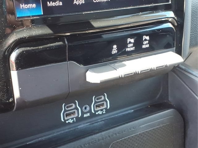 Used 2025  Ram Laramie image 9