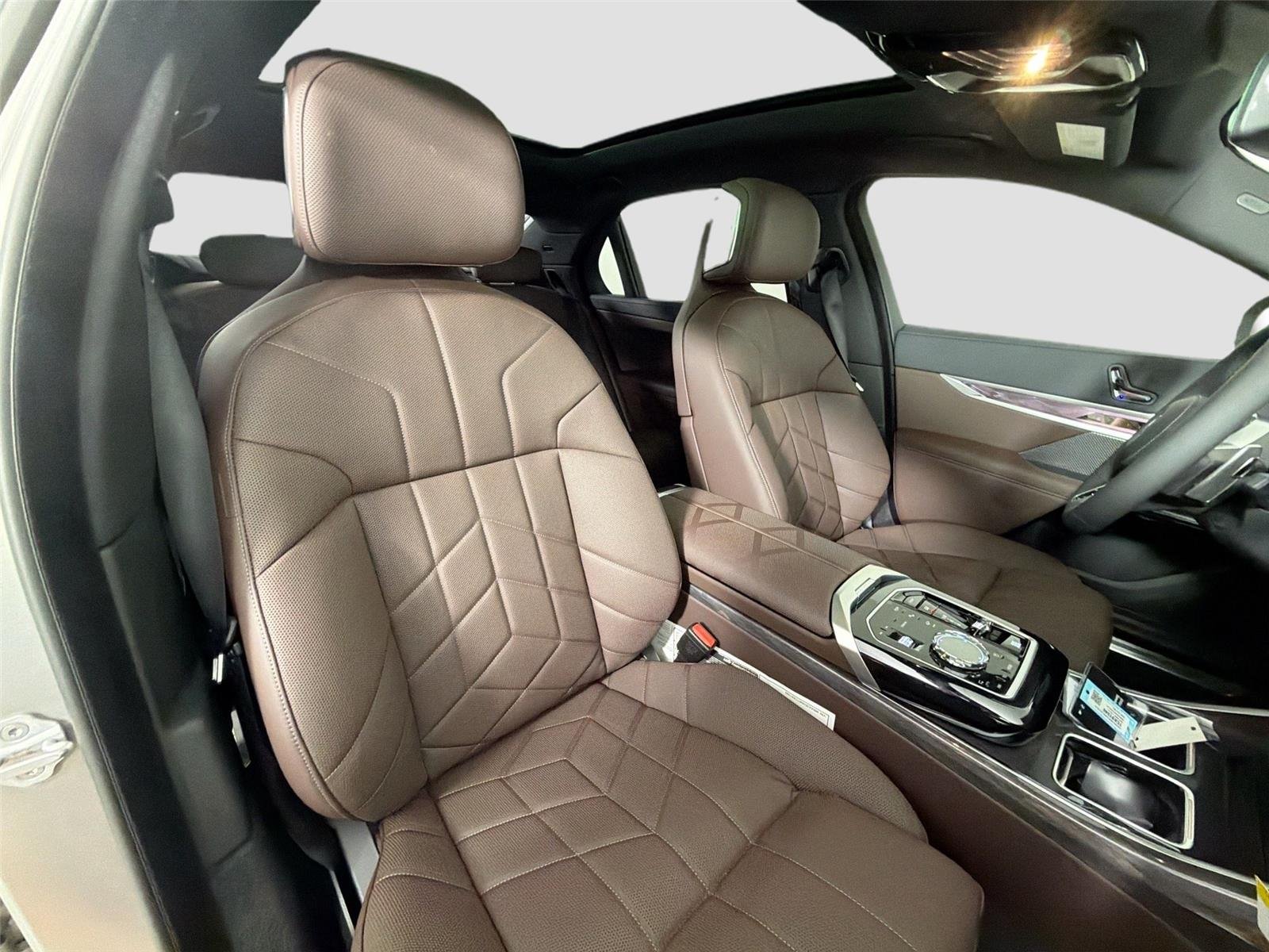 New 2026 Oxide Grey Metallic BMW 750e xDrive image 23