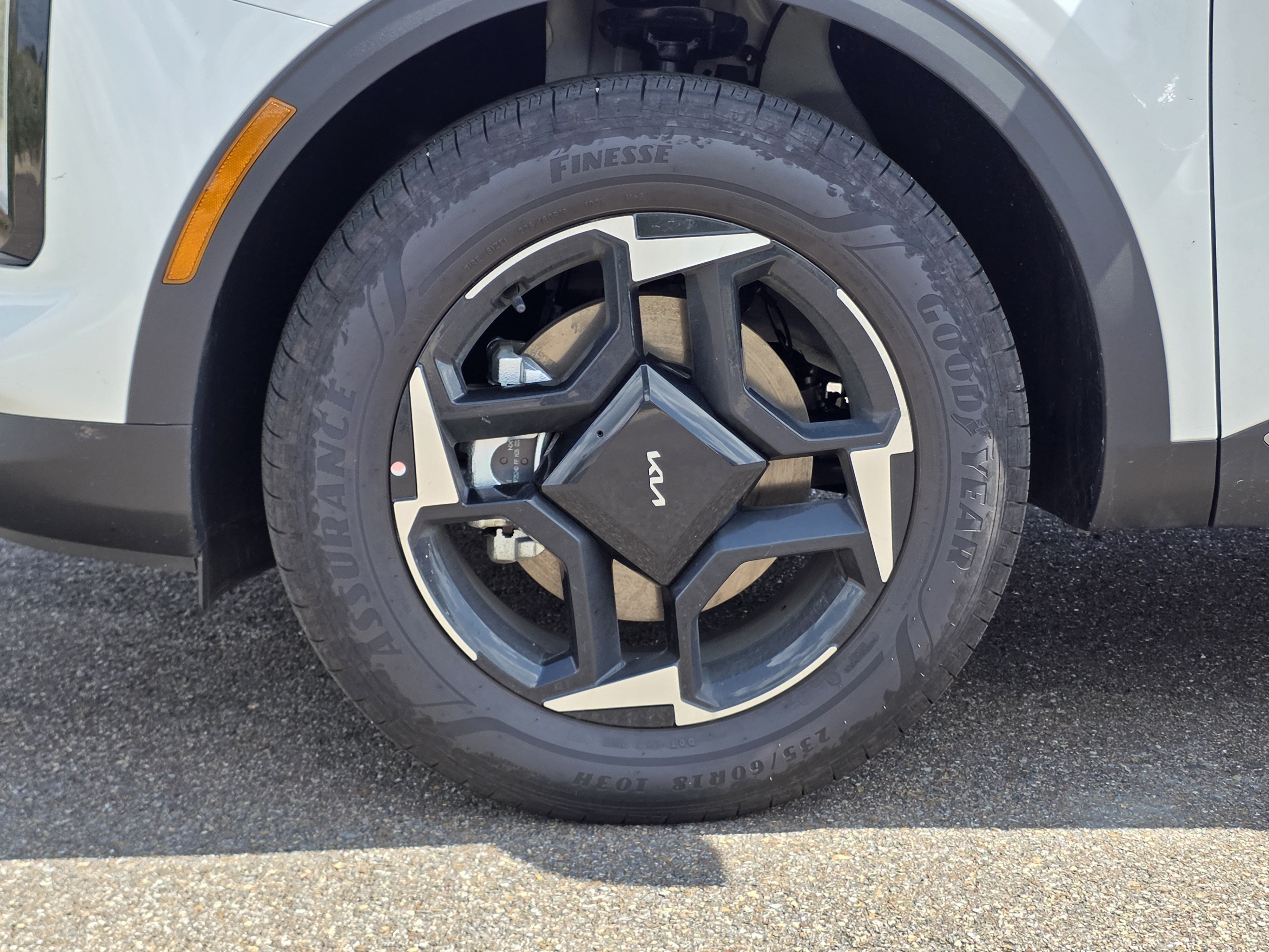 New 2026 Snow White Pearl Kia EX image 19