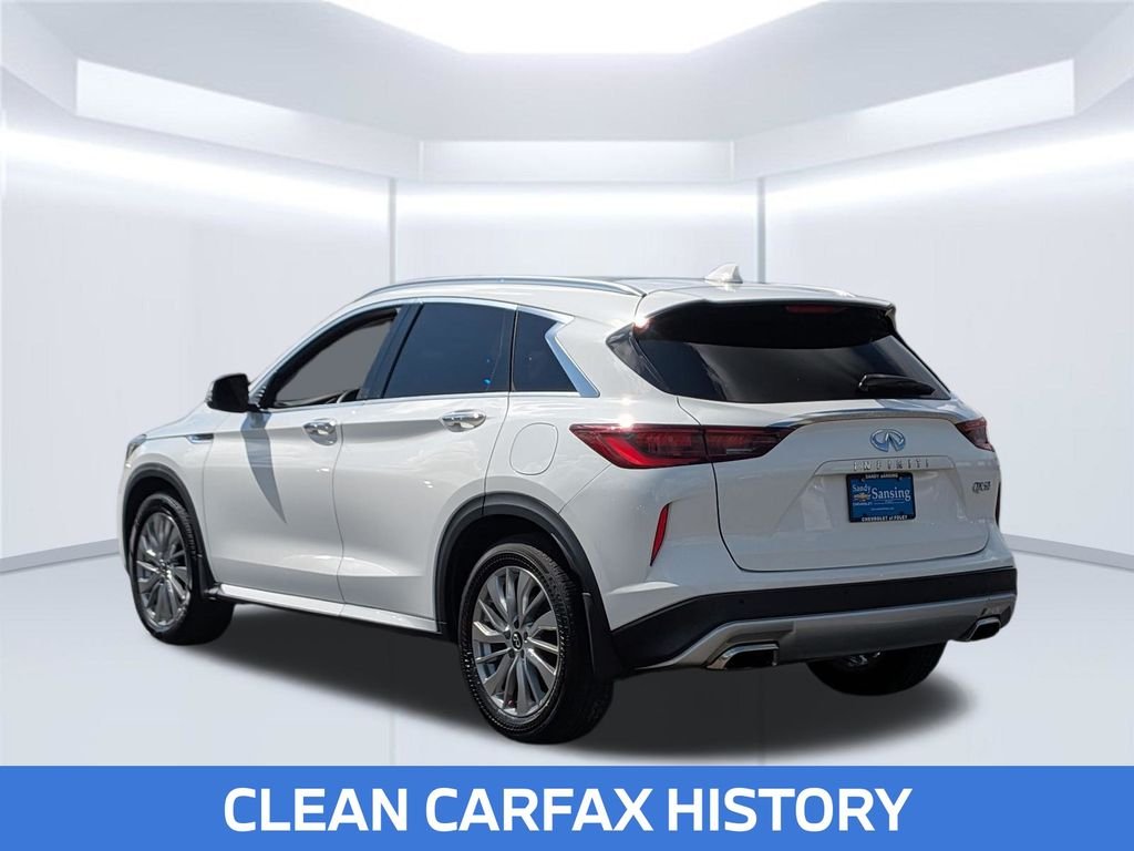 Used 2023 White INFINITI LUXE image 3