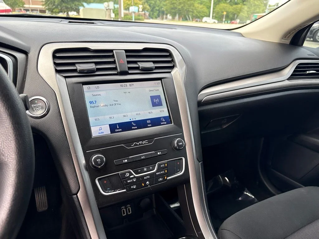 Used 2019 Silver Ford SE image 18