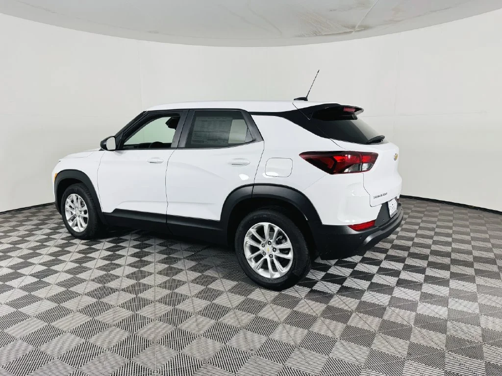 Used 2026 Summit White Chevrolet LS image 21