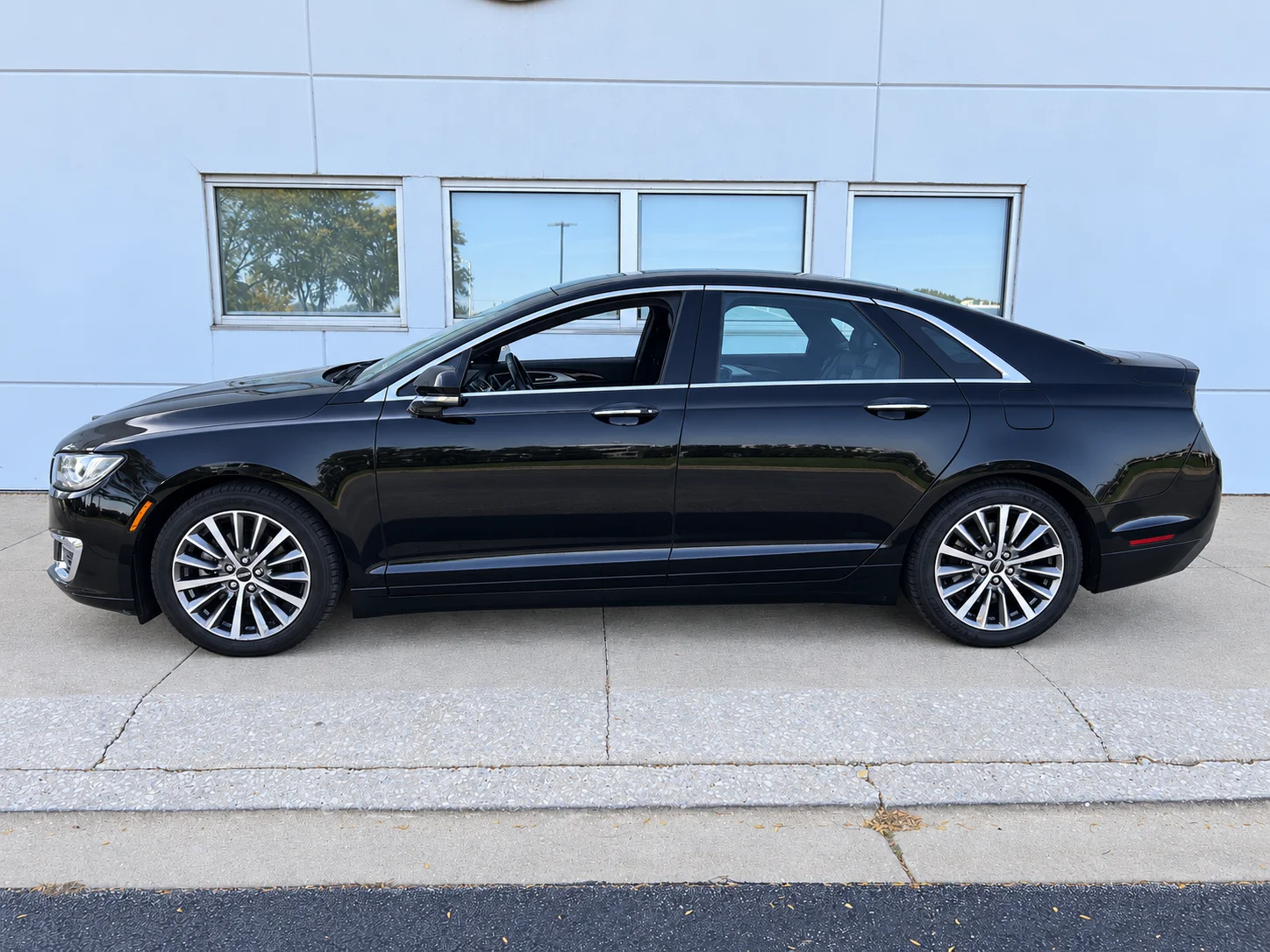Used 2018 Black Velvet Lincoln Select image 2