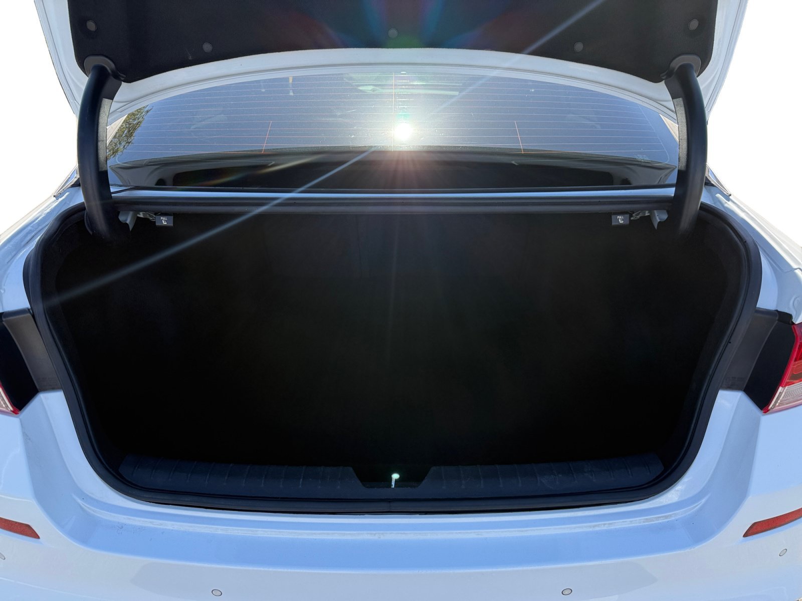 Used 2020 Snow White Pearl Kia LX image 17