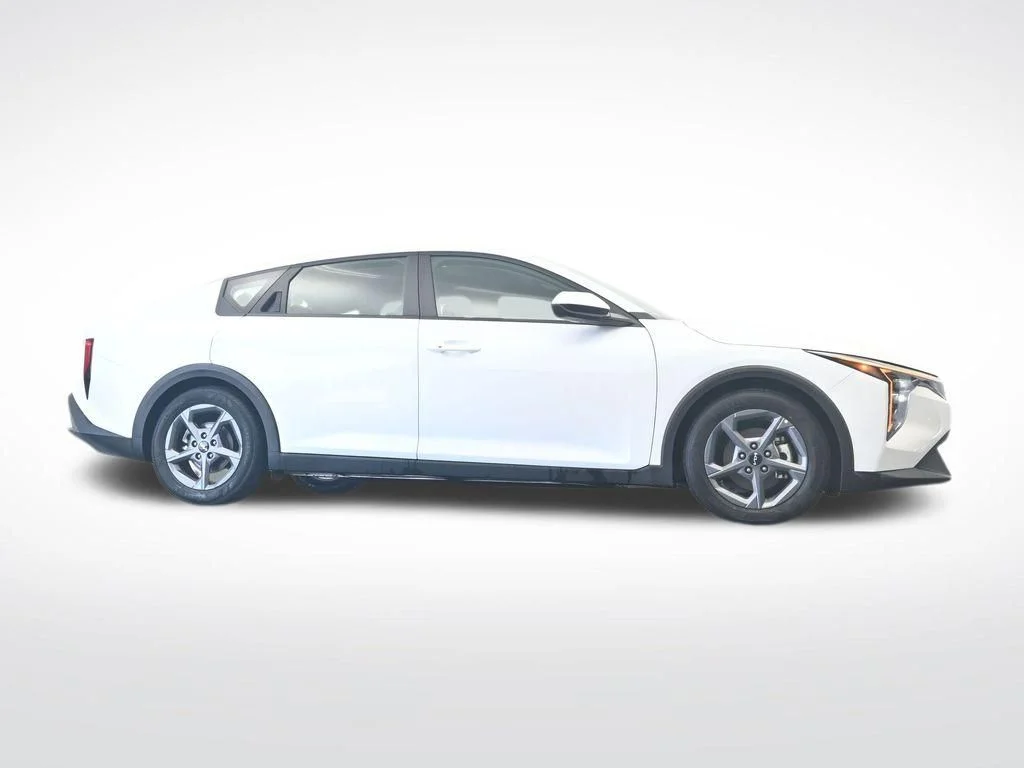 2025 Kia K4 LXS - Photo 32