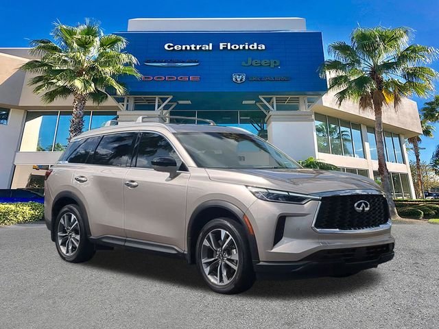 Used 2025 Silver INFINITI LUXE image 2