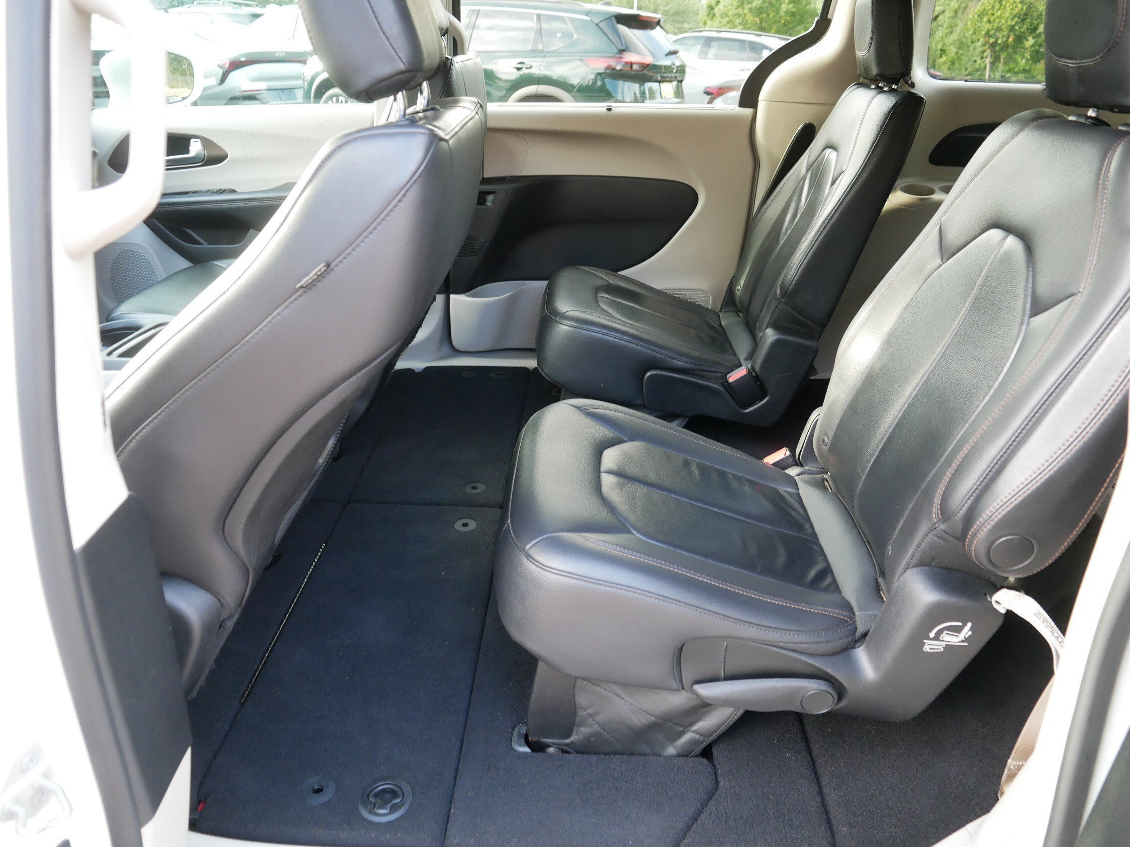 Used 2017 Bright White Clearcoat Chrysler Touring-L image 35