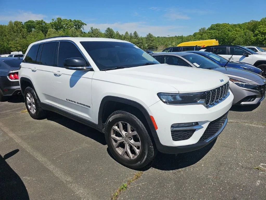 Used 2022 Bright White Clearcoat Jeep Limited image 3