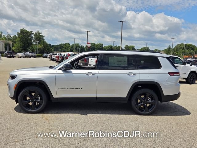 New 2026 Silver Zynith Exterior Paint Jeep Limited image 4
