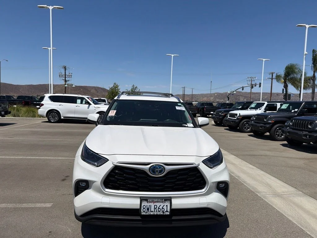 Used 2021 White Toyota XLE image 3