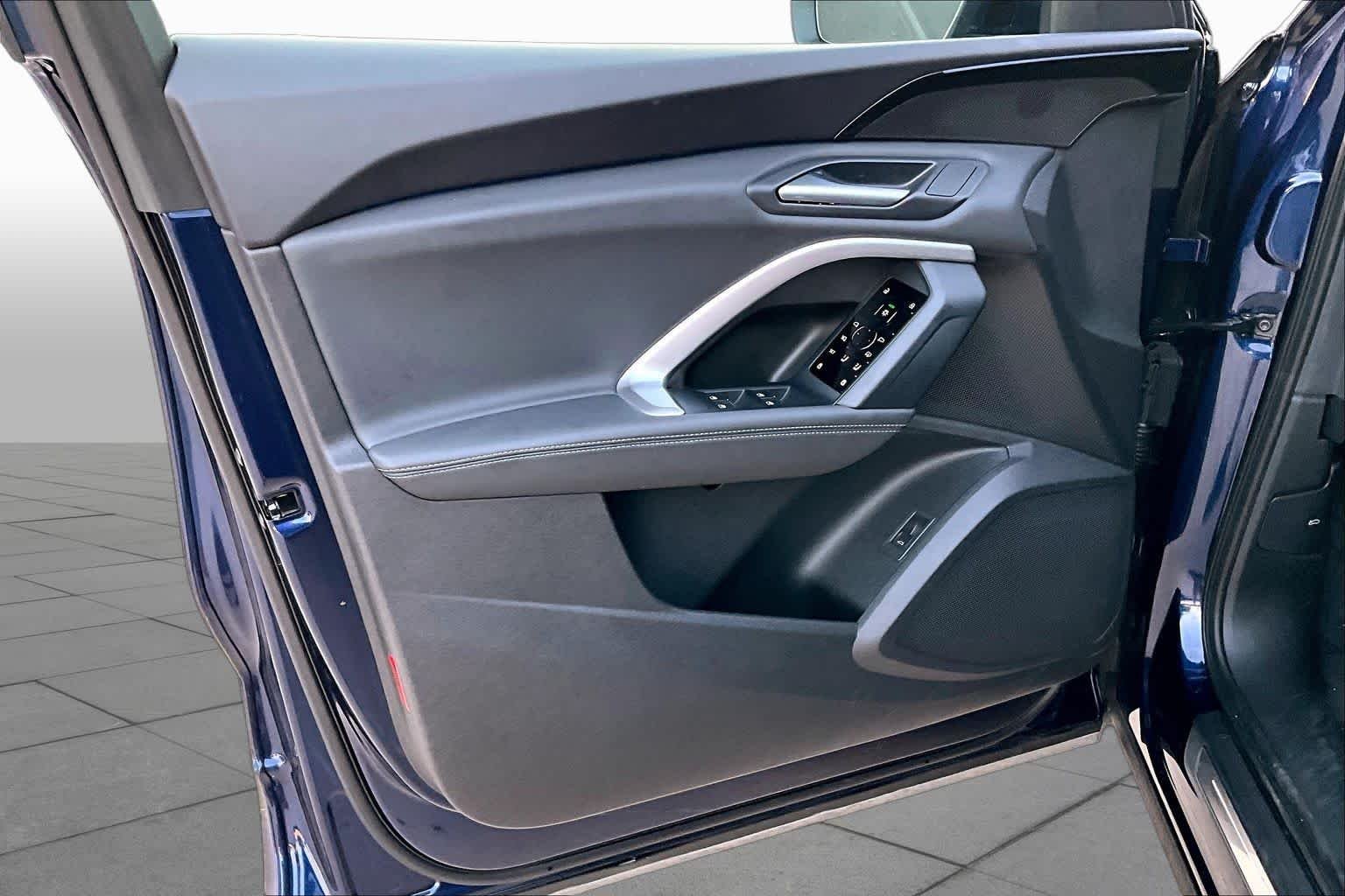 Used 2025 Navarra Blue Metallic Audi Premium image 21