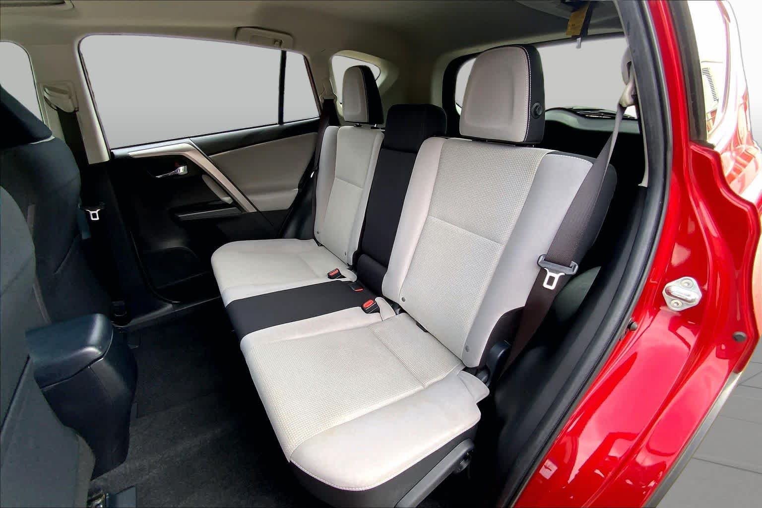 Used 2016 Barcelona Red Metallic Toyota XLE image 21