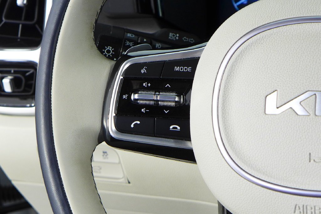Used 2023 Snow White Pearl Kia SX Prestige image 29
