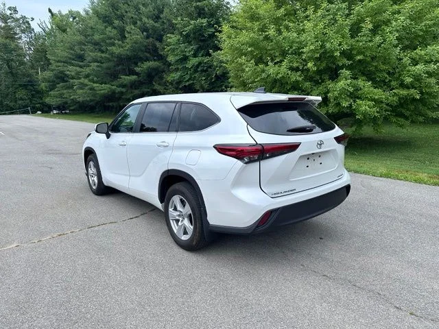 Used 2023 Off-white Toyota LE image 5