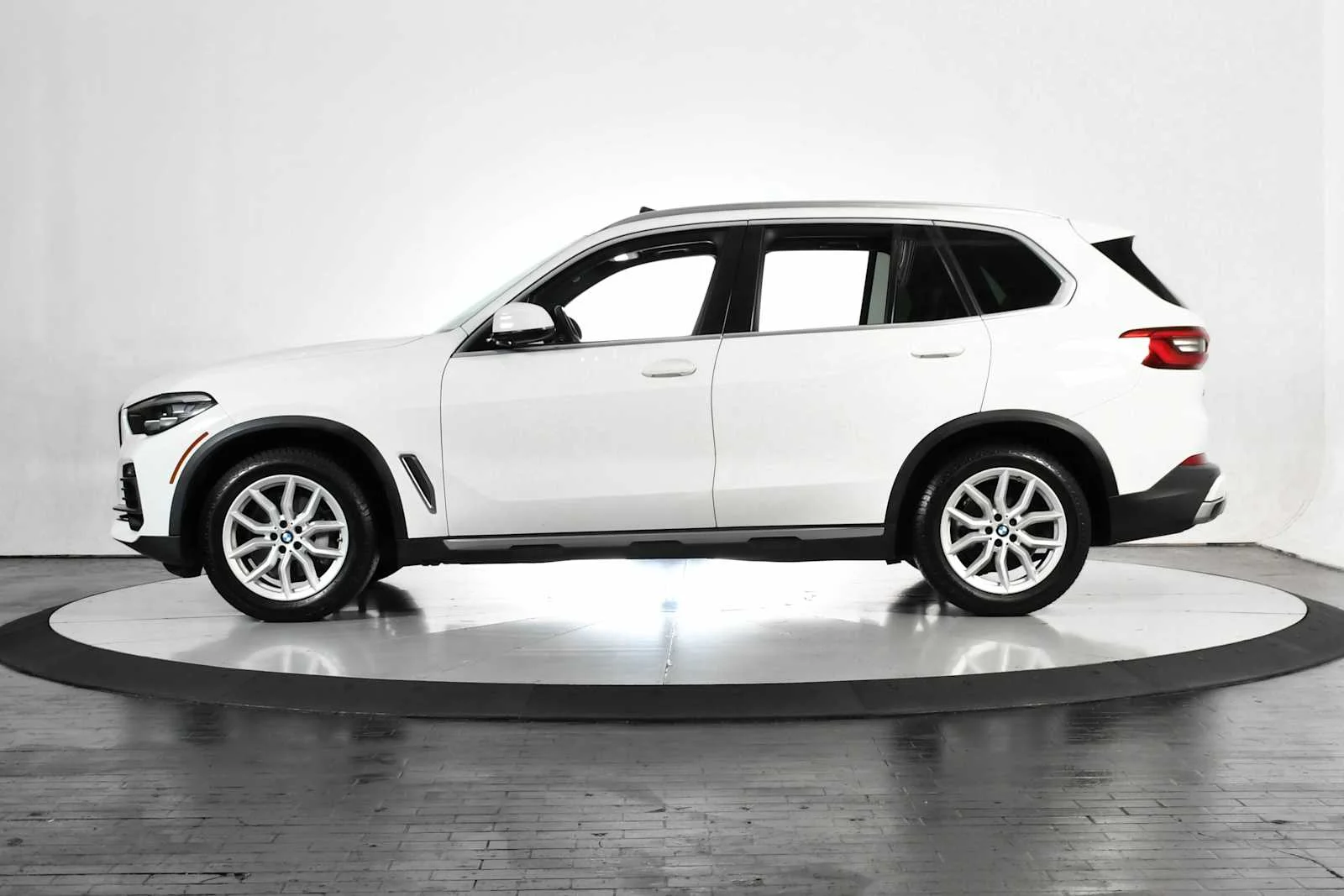 Used 2020 Alpine White BMW sDrive40i image 2