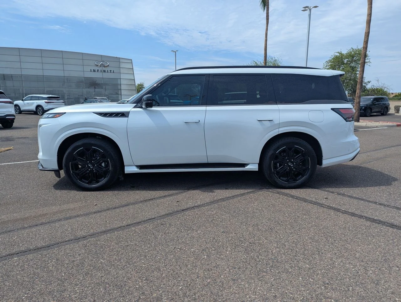 New 2027 RADIANT WHITE INFINITI Sport 4WD image 2