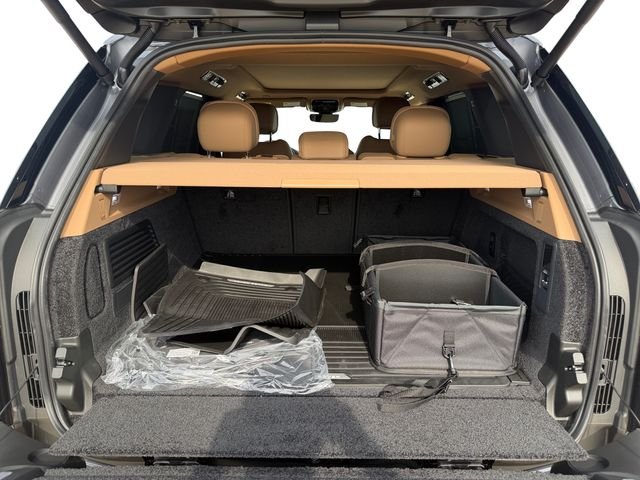 New 2026 Eiger Grey Land Rover SE image 18